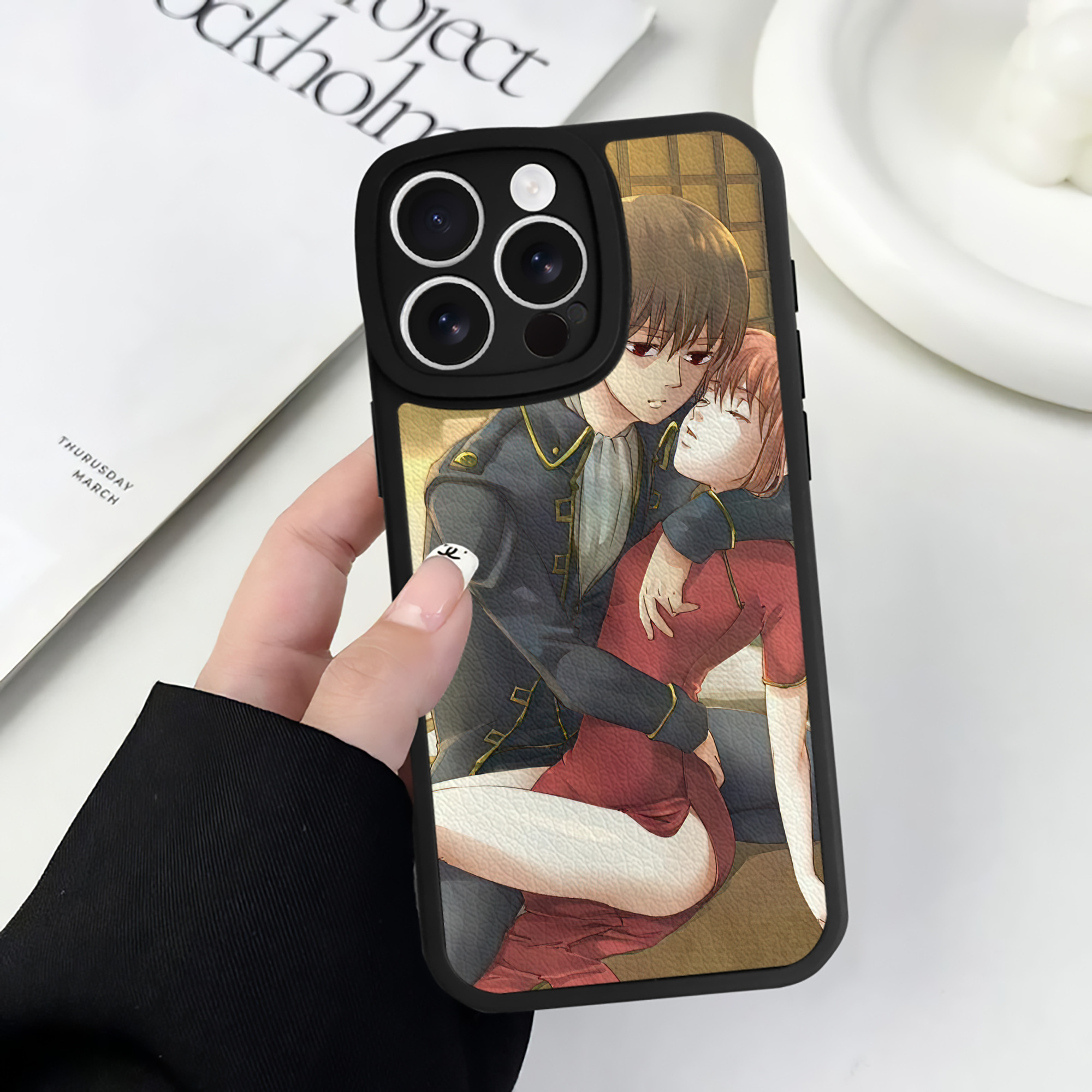 （画像用） ぎんたま 坂田銀時（さかたぎんとき） 神楽 志村新八（しむら しんぱち） GINTAMA Sakata Gintoki Kagura Shimura Shinpachi 【iPhone 16シリーズ対応】シリコンスマホケース（レザー調） 材質：シリコン
